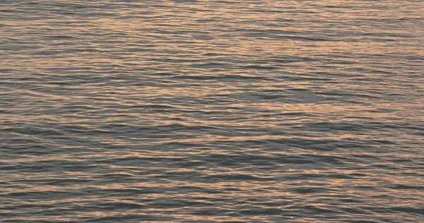 Coucher de soleil rayon de soleil sur la surface de la mer — Photo