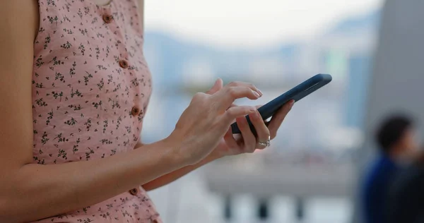 Mujer uso de teléfono inteligente al aire libre —  Fotos de Stock