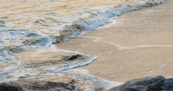 日没の岩の上の海の波 — ストック写真