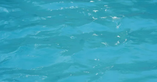 Blauwe watergolf in zwembad — Stockfoto
