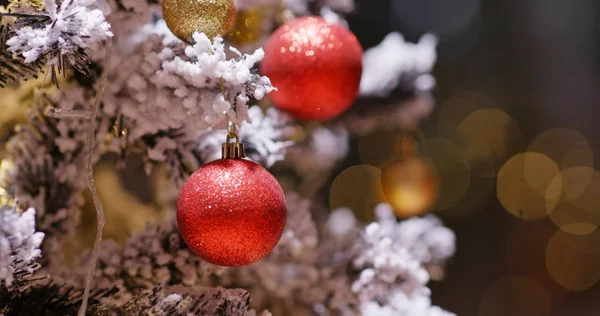 Χριστουγεννιάτικο δέντρο διακόσμηση τη νύχτα — Φωτογραφία Αρχείου
