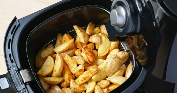Fritteuse hausgemachte gegrillte Kartoffeln — Stockfoto