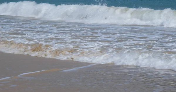 Praia de areia onda do mar no oceano — Fotografia de Stock