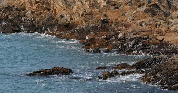 Onda do mar na rocha — Fotografia de Stock