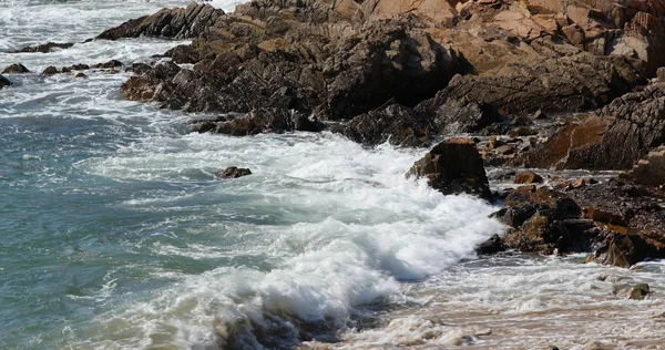 Морська хвиля на скелі — стокове фото
