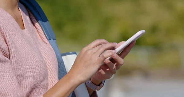 Vrouw gebruik van mobiele telefoon in de buitenlucht — Stockfoto