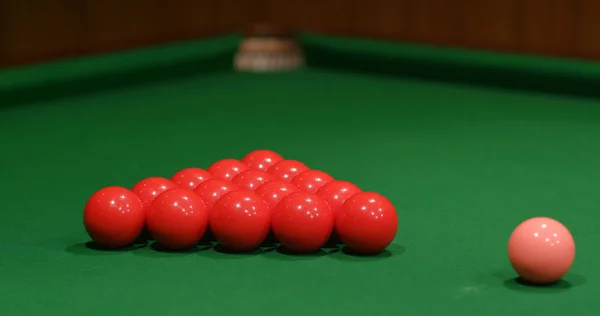 Juega pelota de billar en la mesa — Foto de Stock