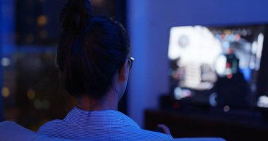 Kadınlar akşamları evde video oyunu oynarlar.