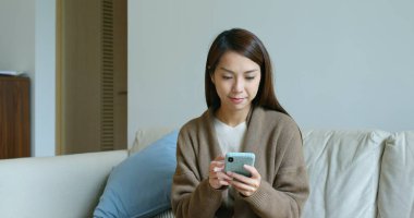 Cep telefonu evde iş kadın