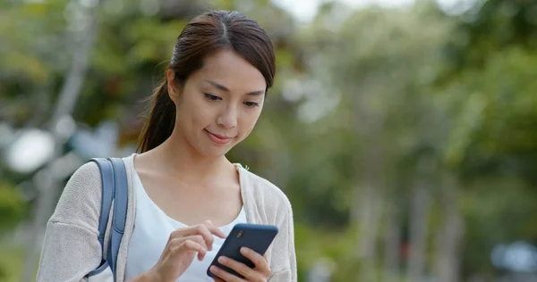 Kobieta korzystająca z telefonu komórkowego w Hong Kongu — Zdjęcie stockowe