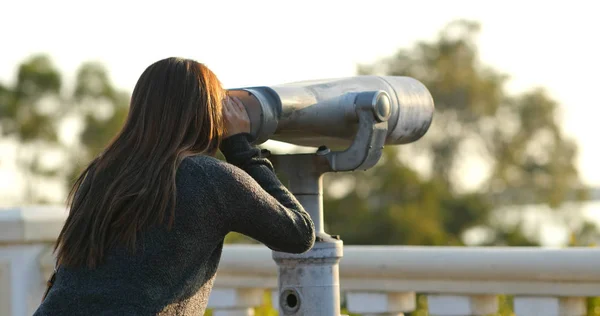 Reiseleiterin sieht mit dem Fernglas im Freien hart aus — Stockfoto