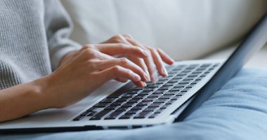 Dizüstü bilgisayarda kadın tipi