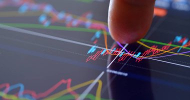 Borsa verileri ile ekrandaki parmak dokunuşu
