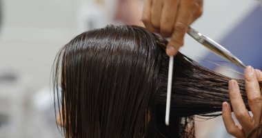 Güzellik salonunda kadın saçı