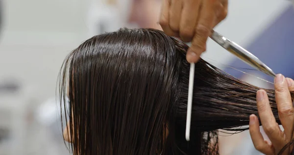 Жіноче Волосся Порізане Салоні Краси — стокове фото