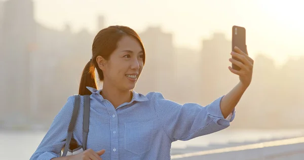 Vrouw Gebruik Van Mobiele Telefoon Voor Live Stream Stad Hong — Stockfoto