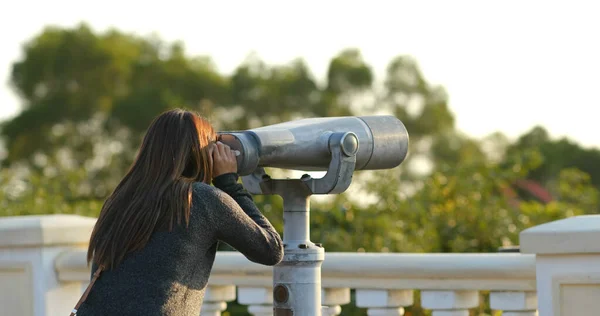 Mujer Turista Mirando Aunque Binocular Aire Libre — Foto de Stock