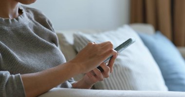 Evde kadın cep telefonu kullanımı