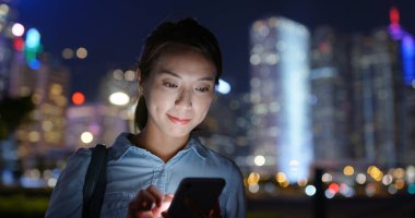 Cep telefonu kadın göz geceleri