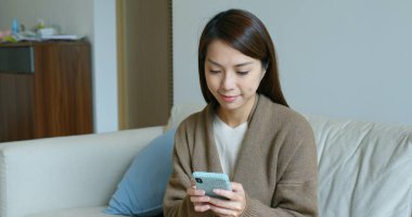 Cep telefonu evde iş kadın