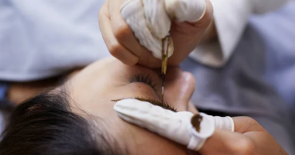 Kalıcı Makyaj Uzmanı Kaş Mikropateni Dövmesi Yapıyor — Stok fotoğraf