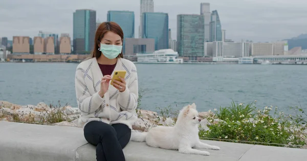Mujer Usar Mascarilla Uso Teléfono Móvil Con Perro Aire Libre — Foto de Stock