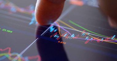 Borsa verileri ile ekrandaki parmak dokunuşu