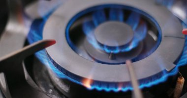 Mutfak gaz sobasından gaz yanıyor.