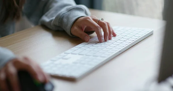 Vrouw Gebruik Van Laptop Computer — Stockfoto