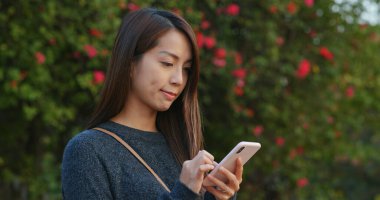 Cep telefonu kullanan Asyalı Kadın