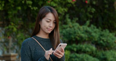 Bahçe parkında kadın cep telefonu kullanımı