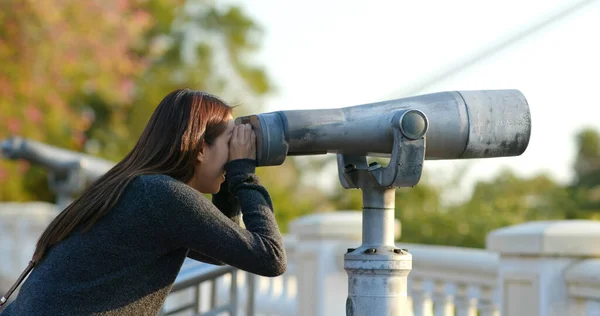 Woman Tourist Looking Though Binocular Outdoor — Stock Photo, Image