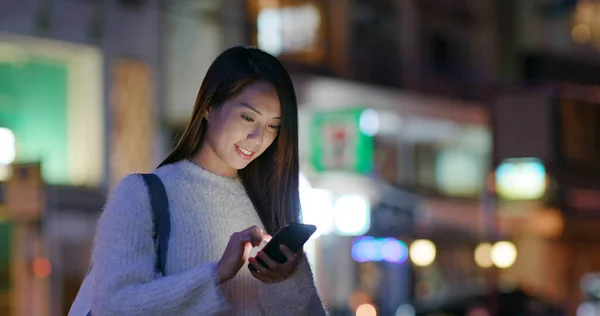 Affärskvinna Användning Mobiltelefon Natten — Stockfoto