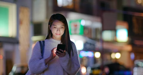 Uso Mulher Telefone Celular Rua Tempo Inverno — Fotografia de Stock