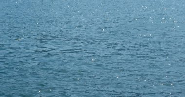 Güneş ışığıyla birlikte deniz yüzeyi suyu