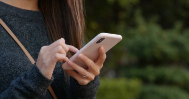 Açık havada kadın cep telefonu kullanımı