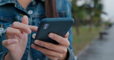 Kadın cep telefonu kullanımını kapat