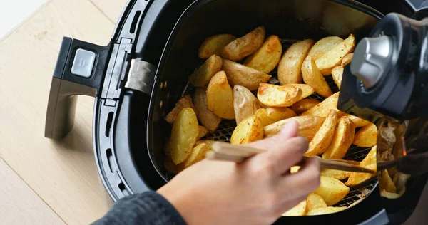 Frytkownica Domowej Roboty Grillowane Ziemniaki — Zdjęcie stockowe