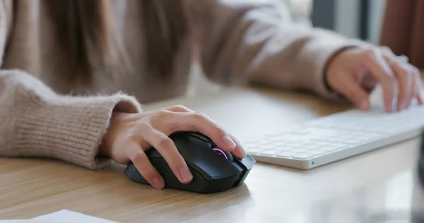 Vrouw Type Computer — Stockfoto