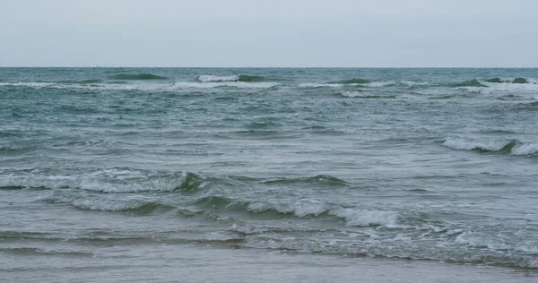 ビーチでの海の波 — ストック写真