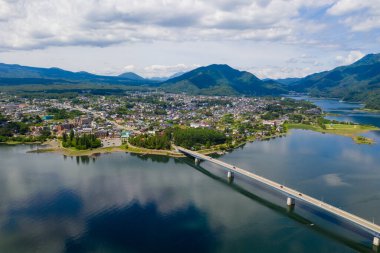 İHA Japonya 'da Kawaguchiko üzerinde uçuyor.