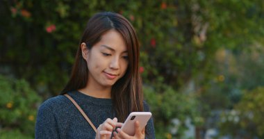 Parkta kadın cep telefonu kullanımı