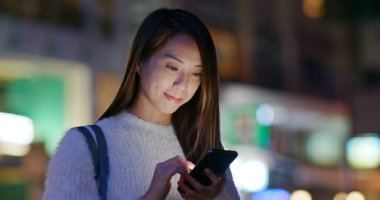 İş kadını geceleri cep telefonu kullanıyor