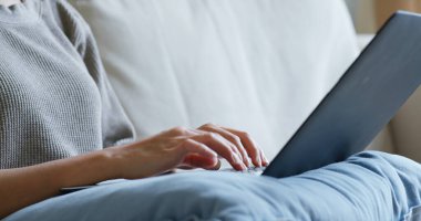 Evde dizüstü bilgisayarda yazmak