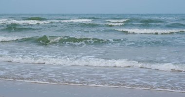 Dalgalar tropikal kumsalda kırılır