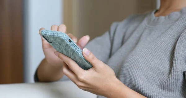 Mujer Uso Del Teléfono Móvil Casa —  Fotos de Stock