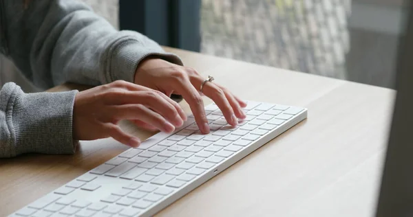 Type Femme Sur Clavier Ordinateur — Photo