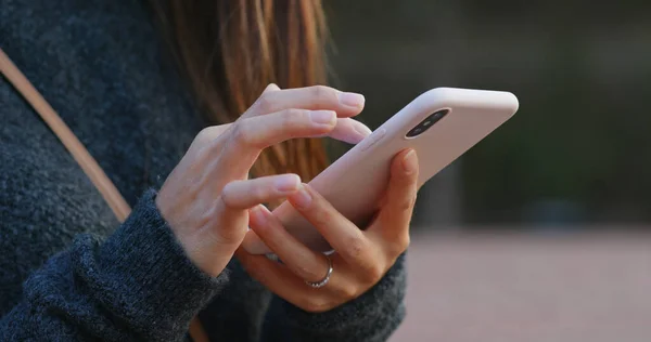 Frau Benutzt Handy Park — Stockfoto