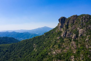 Lion Rock dağı ve kereviz mavi gökyüzü