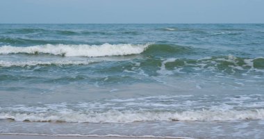 Dalgalar tropikal kumsalda kırılır